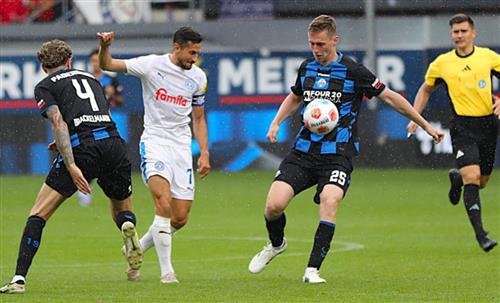 Paderborn 07 gegen Kiel Holstein
