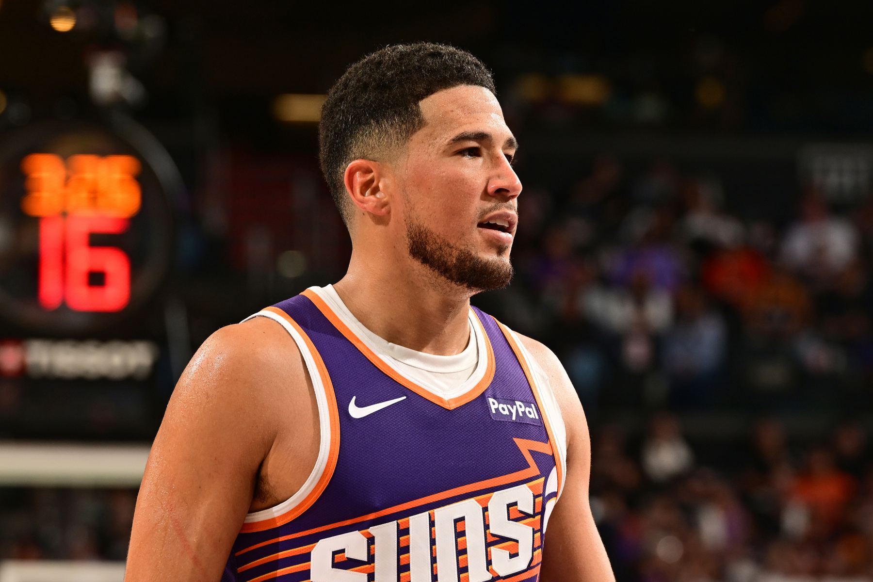 Isoliert und hilflos! Booker erzielte 31 Punkte und 7 Assists und geriet in zwei aufeinanderfolgenden Spielen in eine Niederlagenserie.