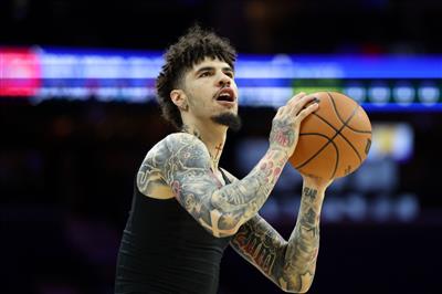 Tut mir leid, dass ich es abgeschnitten habe! 8 von 18 aus drei Toren, 27 Punkten, 9 Rebounds, 8 Assists und 3 Interceptions