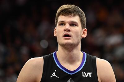 Erleidet einen brutalen Dunk! Kessler kam auf den Platz und erzielte in 29 Minuten 3 Punkte, 9 Rebounds, 6 Fehler und 4 Regelverstöße.