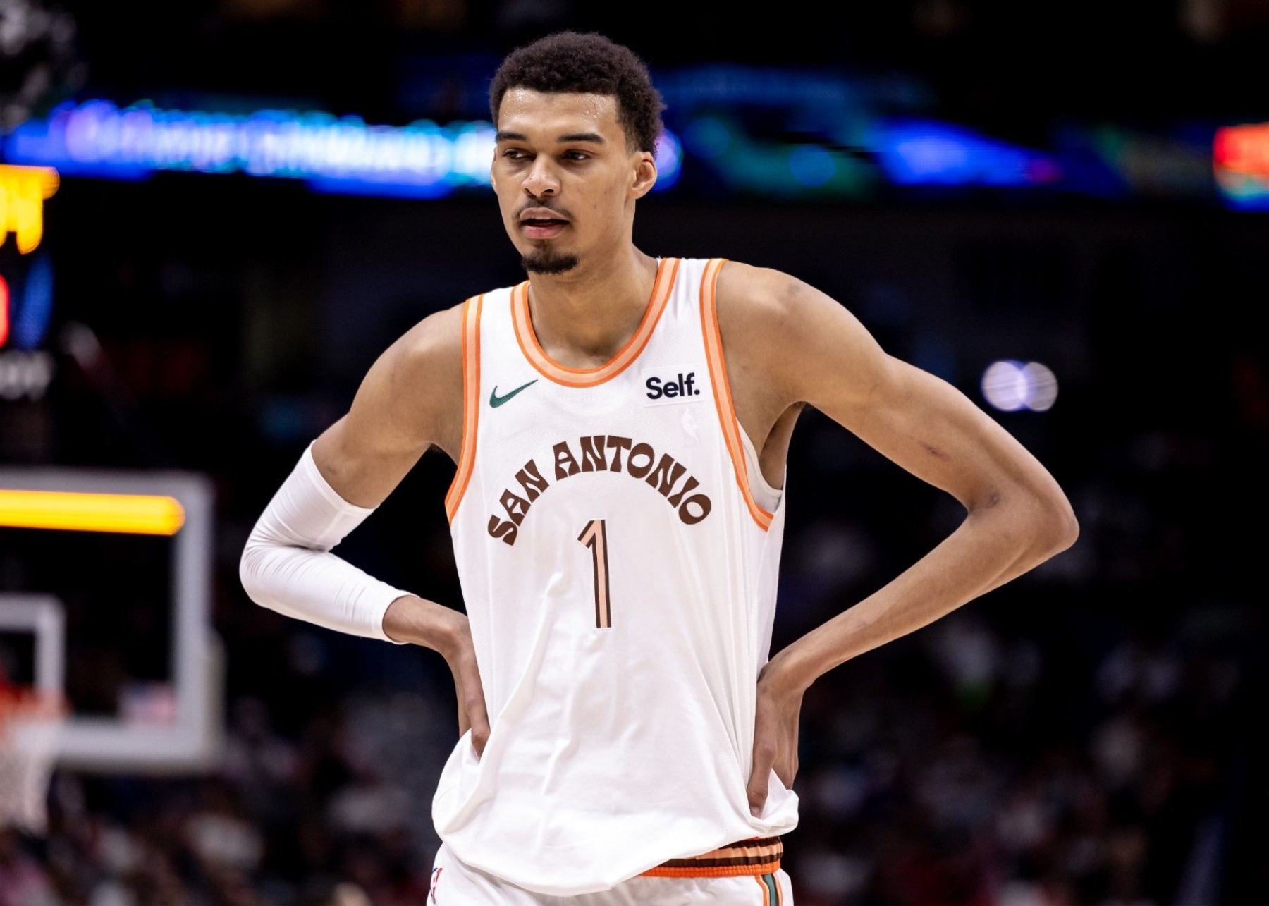 Sechs Fouls verließen im entscheidenden Moment das Feld! Bunyama erzielte 19 Punkte, 8 Rebounds und 3 Assists bei 9 von 11 Freiwürfen.