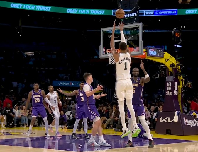 Wenban und Doncic haben beide 4 Fouls begangen! Die Spurs machten Freiwürfe mit 16:8 und die Lakers gewannen in einem einzigen Viertel mit 9 Punkten Vorsprung