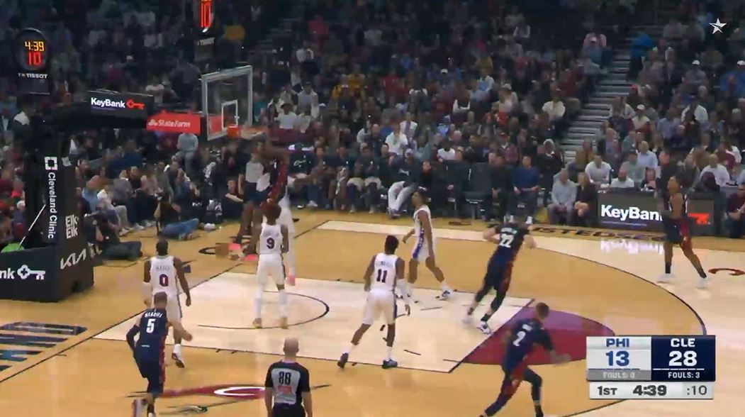 Heiße Ballkontrolle! Mitchell erzielte 15 Punkte bei 4-aus-5-Schüssen und die Cavaliers führten die 76ers mit 14 Punkten im ersten Viertel an.