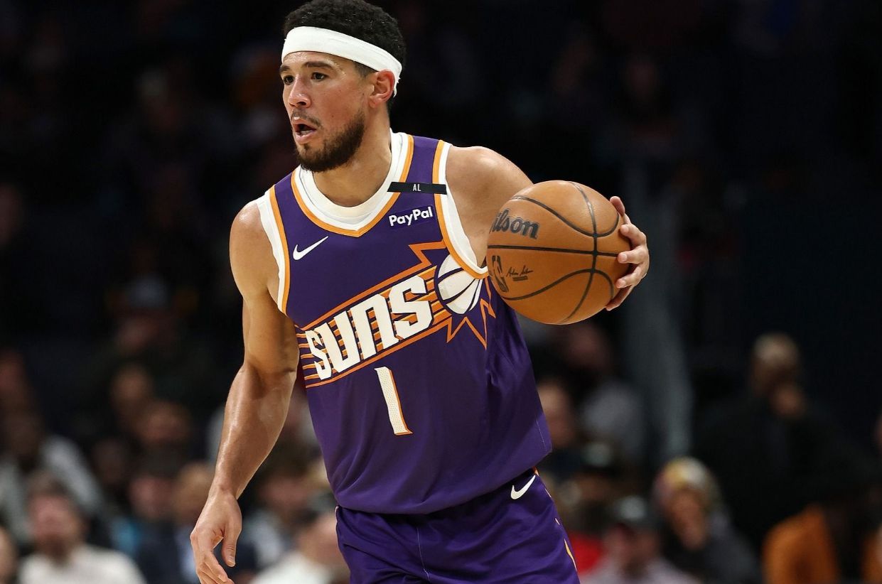 Booker erzielte in den ersten acht Spielen der Saison sechs Mal mehr als 30 Punkte und stellte damit einen Suns-Rekord auf.