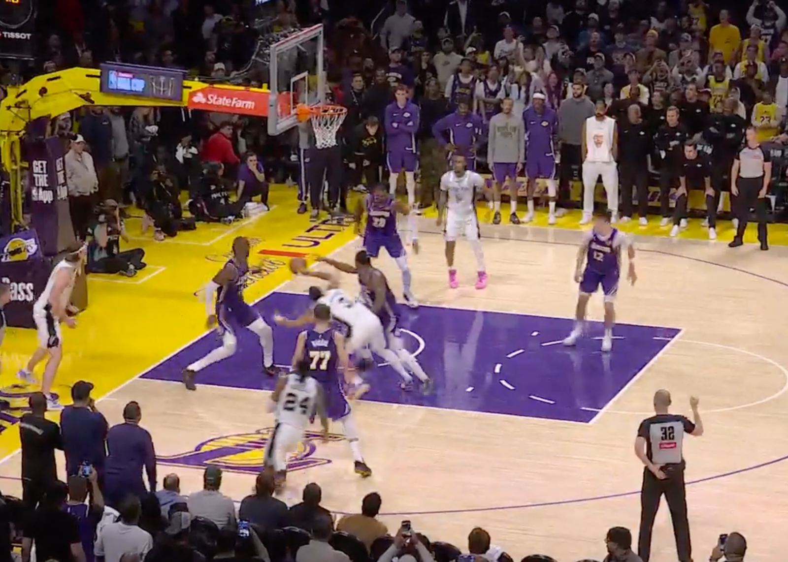 Schiedsrichterbericht Lakers vs. Spurs: Der Ball wurde in den letzten 0,4 Sekunden von Keldon ins Aus geworfen