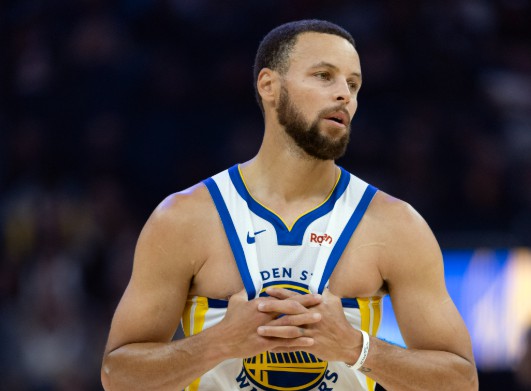 Curry erzielte 15 Punkte und Moody erzielte 4 Dreier, die Warriors erzielten zur Halbzeit 7 Punkte und die Spurs rückten nach vorne