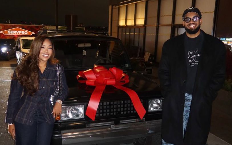 Die Freundin von Towns fand das alte Auto, das ihre Mutter vor 30 Jahren fuhr, als Geschenk zum 30. Geburtstag von Towns