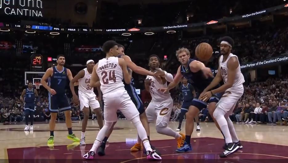 Holen Sie sich ein Gefühl der Ballkontrolle zurück! Mitchell erzielte im zweiten Viertel 0 Punkte und im dritten Viertel 6 Punkte