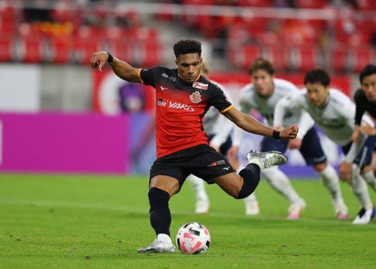 Nagoya-Beamter: Auslandshilfe Mateus hat sich das linke vordere Kreuzband gerissen und ist zur Behandlung nach Brasilien zurückgekehrt