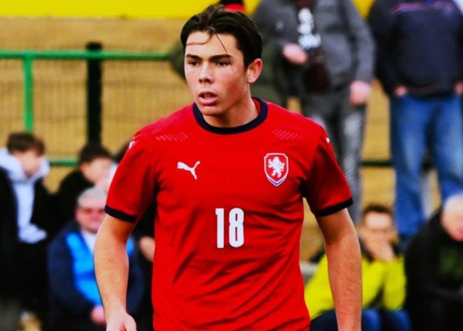 Buffons Sohn vertrat die U19 der Tschechischen Republik und erzielte in der Qualifikationsrunde zur Jugend-Europameisterschaft einen Hattrick.