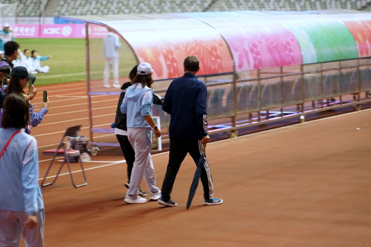 Eastern Sports: Xu Genbao hatte vor dem Spiel um Platz drei 39 Grad Fieber. Nach dem Spiel blickte er zurück auf das Spielfeld, als er mit einem Regenschirm das Spielfeld verließ.