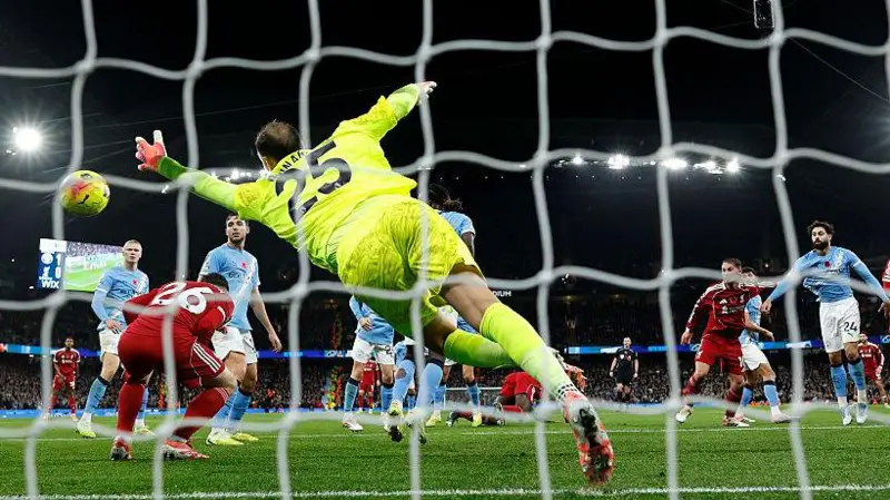 Der Vorgesetzte des Schiedsrichters sagte, Van Dijks Tor sei ungültig: Der Schiedsrichter glaubte subjektiv, dass Robertsons Einmischung nicht unangemessen war.