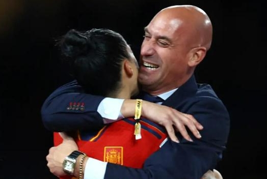 Der ehemalige Präsident des spanischen Fußballverbandes spricht über den Kussvorfall: „Ich werde mich nicht entschuldigen, jemand hat mich absichtlich ins Visier genommen.“