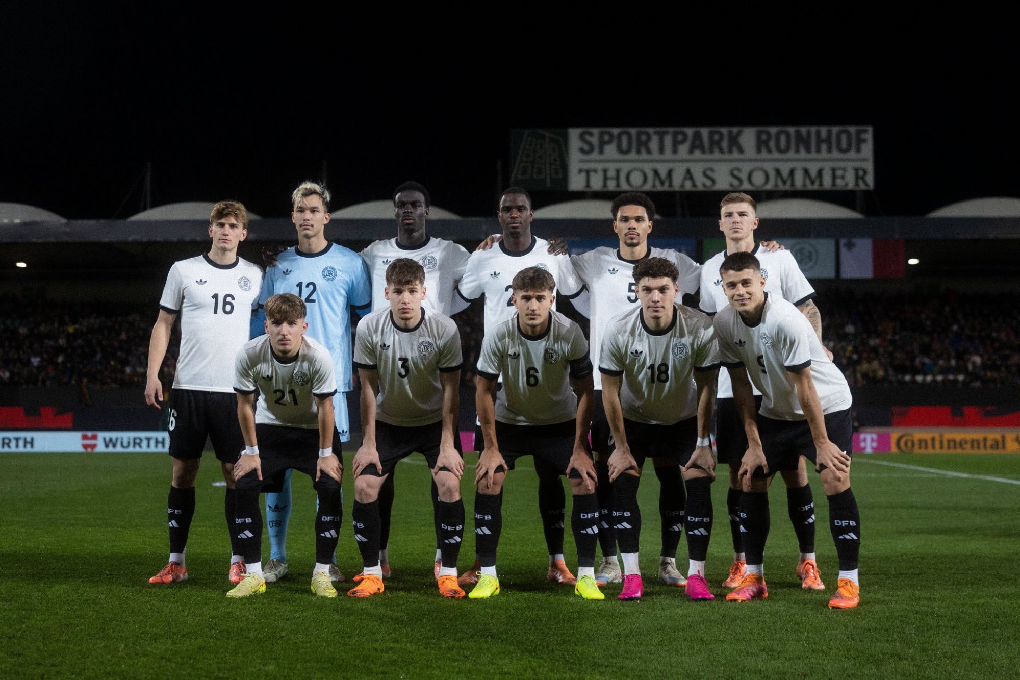 🎩Nachdem Sie die Mütze getragen haben, lassen Sie die gesamte Mannschaft den Fußball signieren. Bischoff: Das habe ich von Kane gelernt