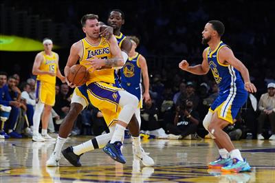 Schulterschütteln, um den Diebstahl von Curry zu feiern? Doncic: Nein, ich wusste damals einfach nicht, was ich tun sollte