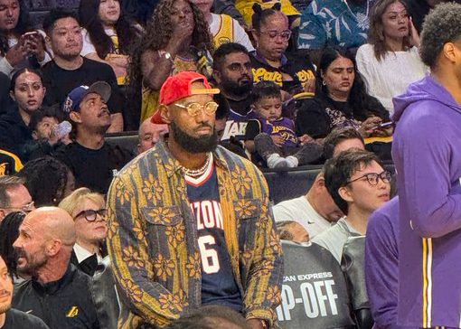 Mejis Fotos: LeBron trägt die College-Uniform seines jüngsten Sohnes Bryce und schaut sich das Spiel von der Seitenlinie aus an