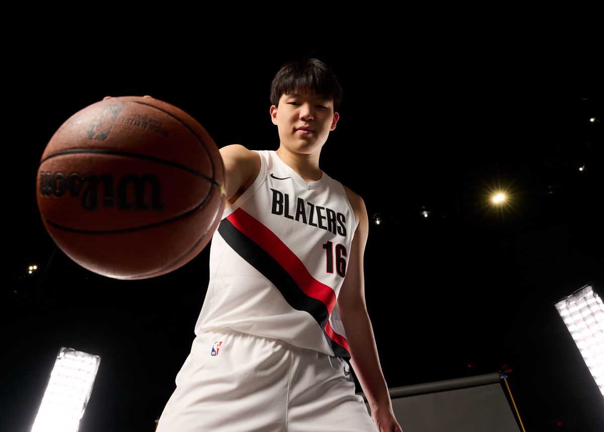 Meiji: Als Yang Hansen zum Aufwärmen die Arena betrat, spielte der DJ der Trail Blazers chinesische Musik