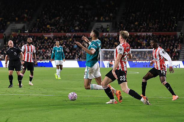 Die offizielle Erklärung der Premier League lautete, dass es keine Strafe gab, als Gakpo in der Drei-Sekunden-Zone zu Boden fiel: Der Video-Schiedsrichter bestätigte, dass Collins nicht gegen die Regel verstoßen hatte.