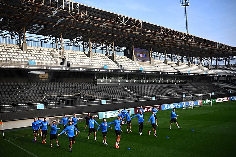 Isländischer Fußballverband: Etwa 30 isländische Fans besuchten das Stadion der Gastmannschaft, um die Mannschaft anzufeuern.