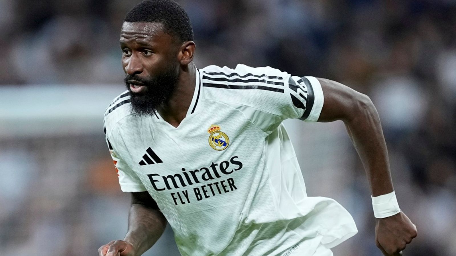AS: Rüdiger hat das Rasentraining wieder aufgenommen und wird voraussichtlich nach dem internationalen Wettbewerb auf den Platz zurückkehren.