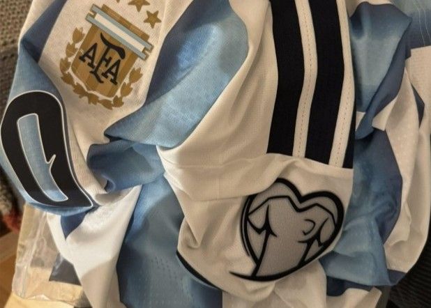 😂Im Europapokal spielen? Auf der offiziellen Adidas-Website werden Trikots der argentinischen Nationalmannschaft mit EM-Qualifikationsarmbinden verkauft