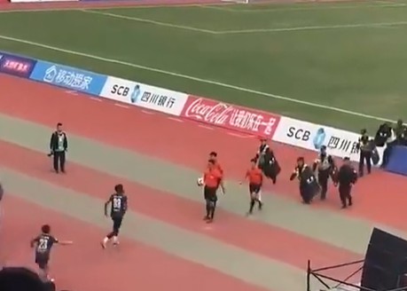 Der Spieler hat den Schiedsrichter getreten! Die Sichuan Super League antwortete: Stärken Sie das Management und lassen Sie die Organe der öffentlichen Sicherheit die Angelegenheit untersuchen und behandeln